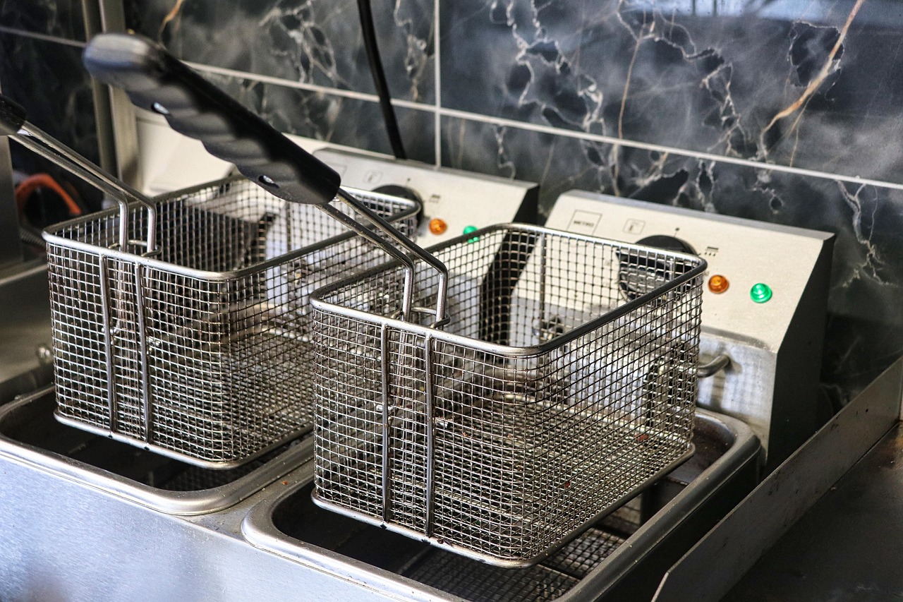 Entretien et nettoyage de la friteuse professionnelle entre chaque location
